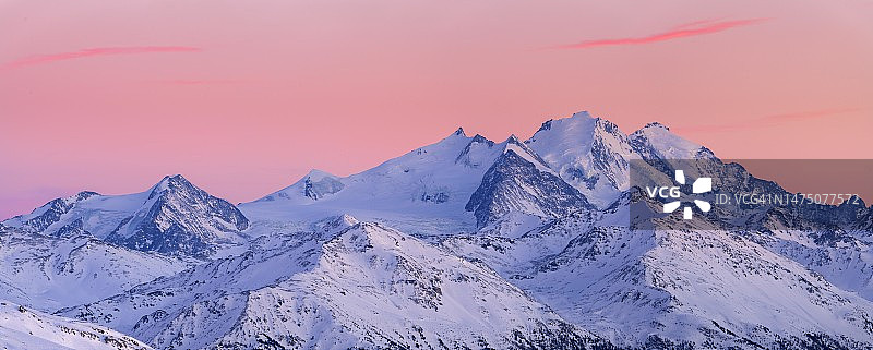 瑞士瓦莱州多姆山落日红霞图片素材