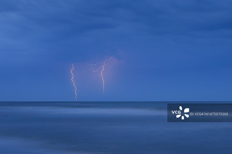 德国乌瑟多姆岛波罗的海上空的雷暴，闪电，海洋，夜晚，梅克伦堡-西波美拉尼亚图片素材