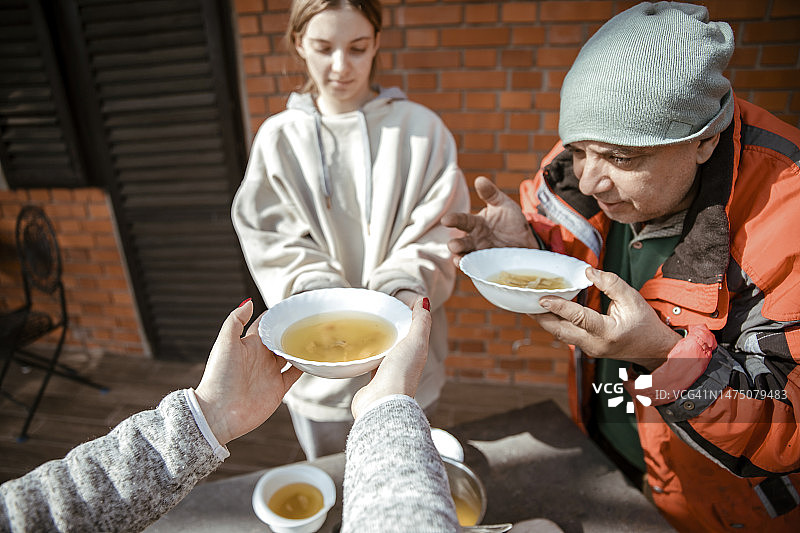 父亲和女儿怀着希望和感恩享用美食图片素材