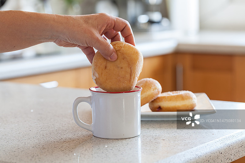 果酱甜甜圈与咖啡图片素材