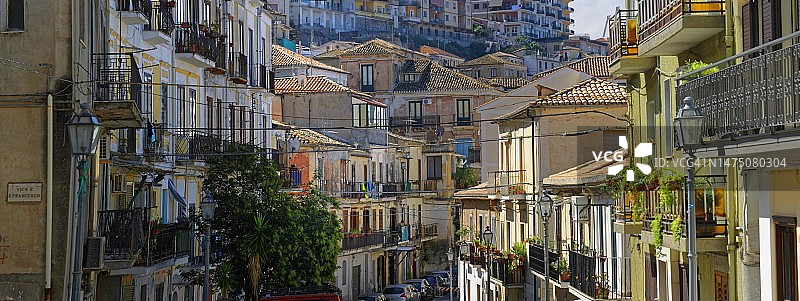 意大利卡拉布里亚皮佐镇圣弗朗西斯科街的古老房屋外墙景观图片素材