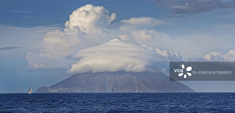 斯特龙博利火山和岛屿前的帆船（意大利卡拉布里亚）图片素材