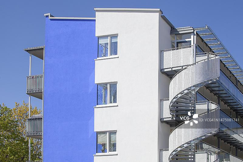 德国不莱梅哈芬的蓝色现代住宅建筑图片素材
