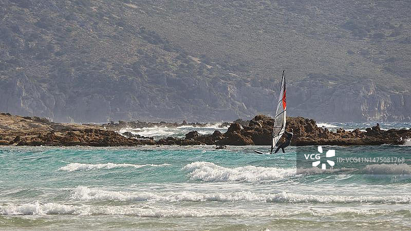 帆板运动：克里特岛西南部的海滩风光图片素材