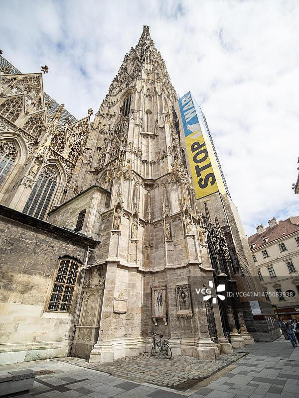 奥地利维也纳圣斯蒂芬大教堂南塔上的乌克兰反战海报图片素材