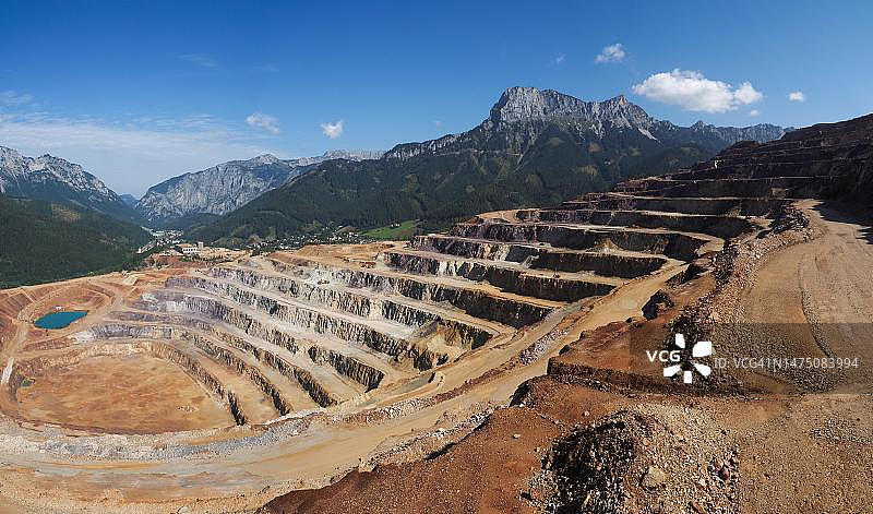 奥地利施蒂利亚州埃斯enerz附近的Erzberg露天矿图片素材