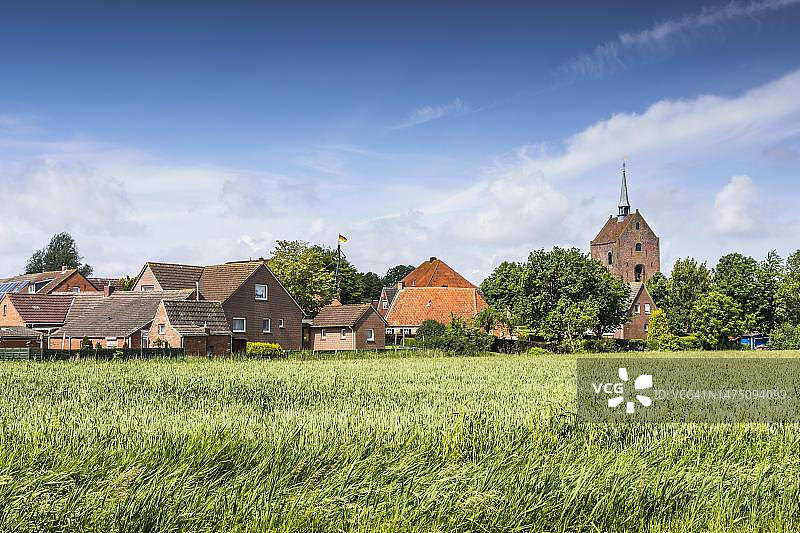 德国东弗里西亚的典型红砖房屋村庄图片素材