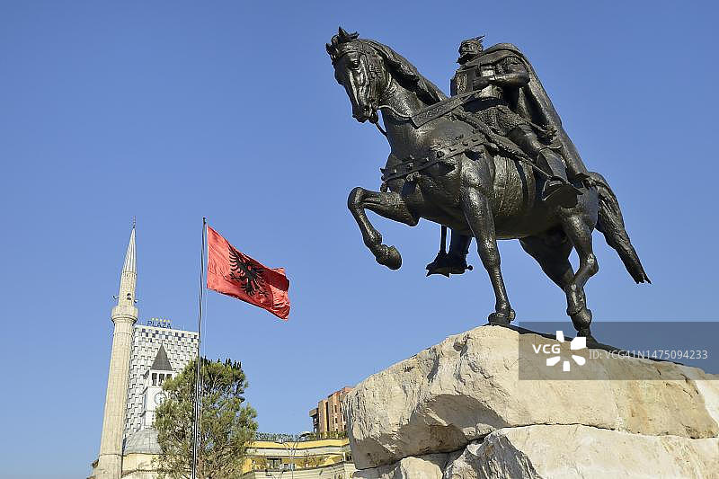 地拉那斯坎德培广场的钟楼、埃塞姆贝清真寺和斯坎德培纪念碑，阿尔巴尼亚图片素材