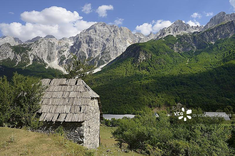 阿尔巴尼亚瓦尔博纳山谷阿尔卑斯山顶后方的木瓦旧房子图片素材