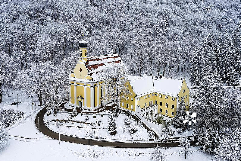 施瓦本阿尔布，德金根，巴登-符腾堡，德国的雪景中的圣母玛利亚朝圣教堂和嘉布遣会修道院图片素材