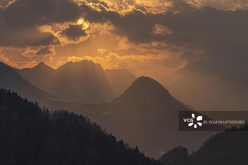 奥地利洛森斯坦石灰岩阿尔卑斯山国家公园的傍晚氛围图片素材