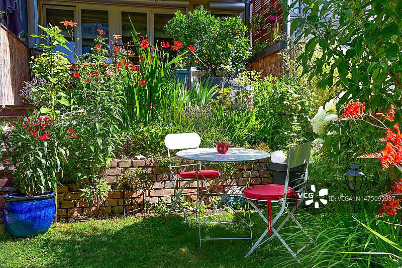 德国巴伐利亚花园：桌椅与墙面图片素材