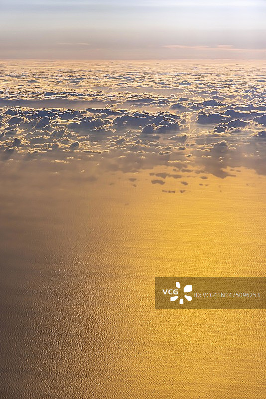 爱琴海上空的日落云海景观图片素材