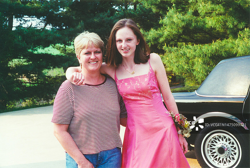 2000年代复古母女舞会礼服家庭照图片素材