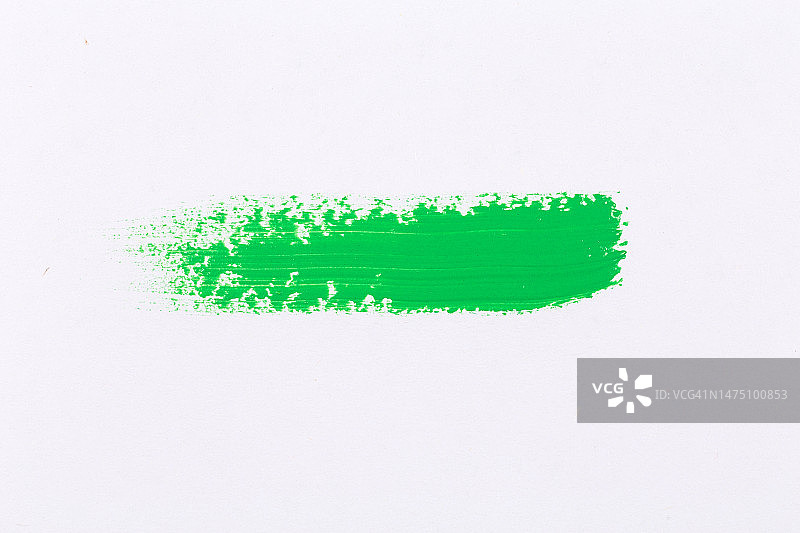 白色纸背景上的绿色纹理油漆笔刷飞溅笔触图片素材
