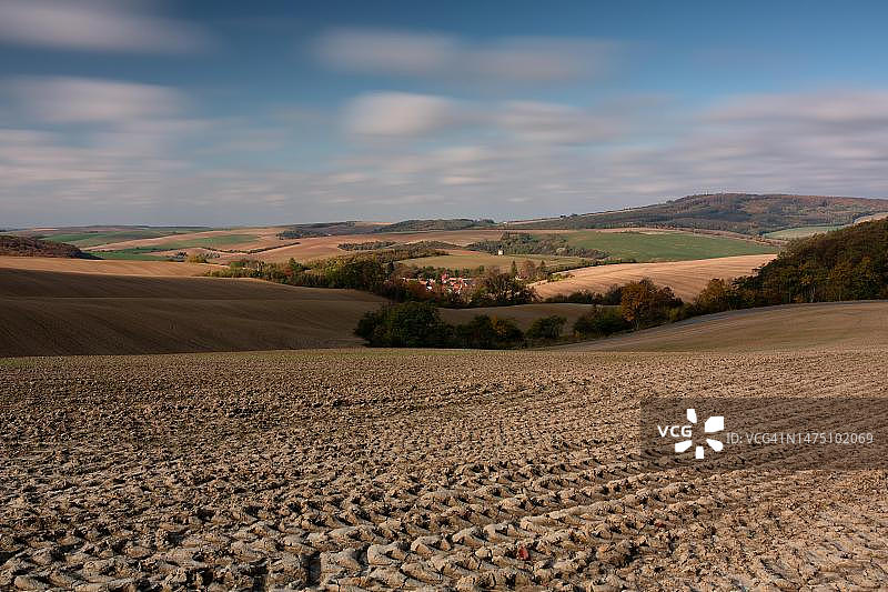 捷克共和国摩拉维亚村庄和天空的美丽全景图片素材
