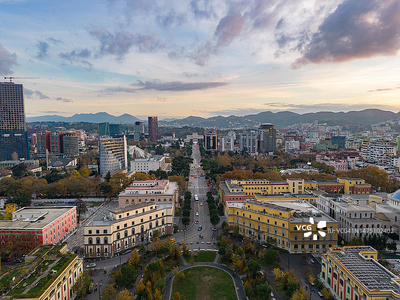 航拍地拉那城镇广场，阿尔巴尼亚首都图片素材