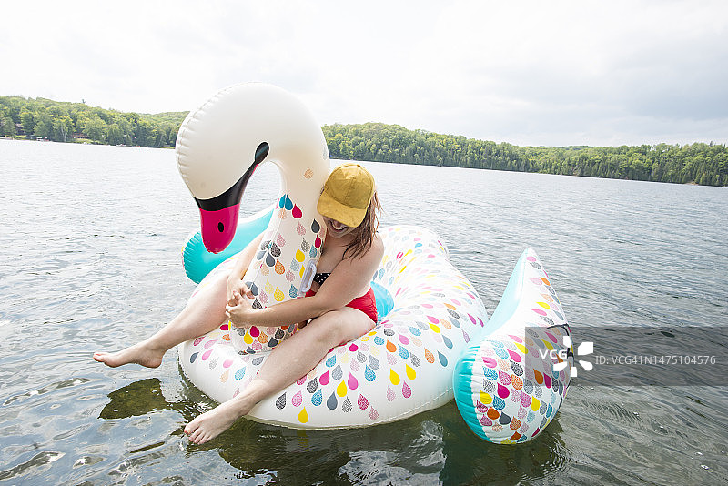 女人在夏天享受湖边的户外活动图片素材