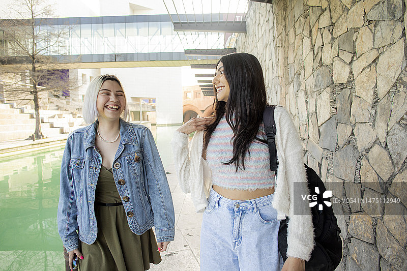 朋友们在城市中步行图片素材