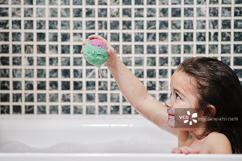 小女孩拿着泡泡浴炸弹图片素材