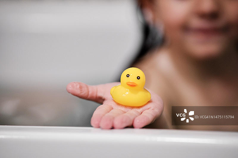 小女孩在浴缸里洗澡的照片图片素材