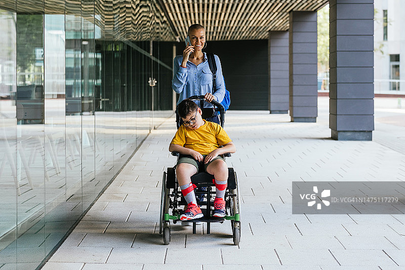 送儿子上学的母亲（患有运动障碍）图片素材