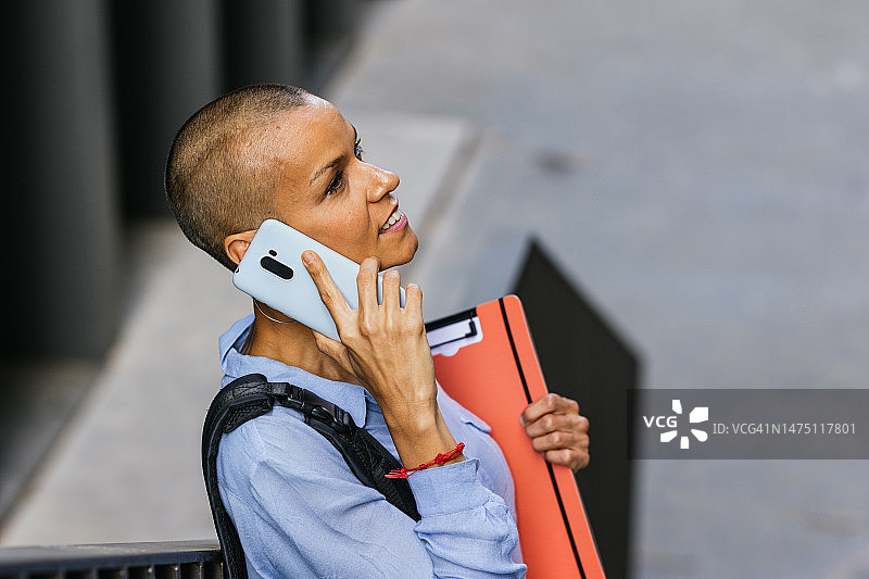 短发女人用手机与朋友舒适交谈图片素材