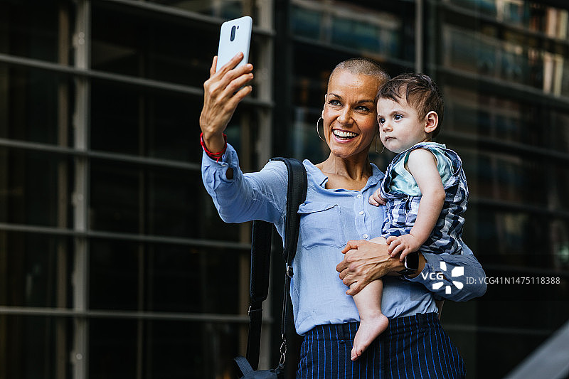 单亲妈妈在市中心春日下午带婴儿散步图片素材