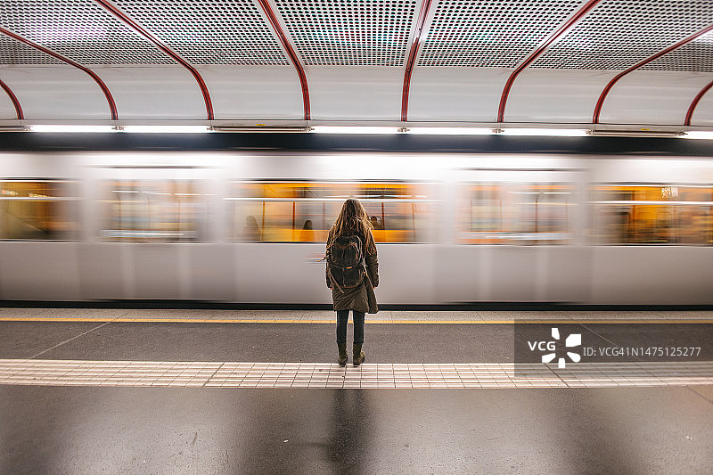 等待地铁图片素材
