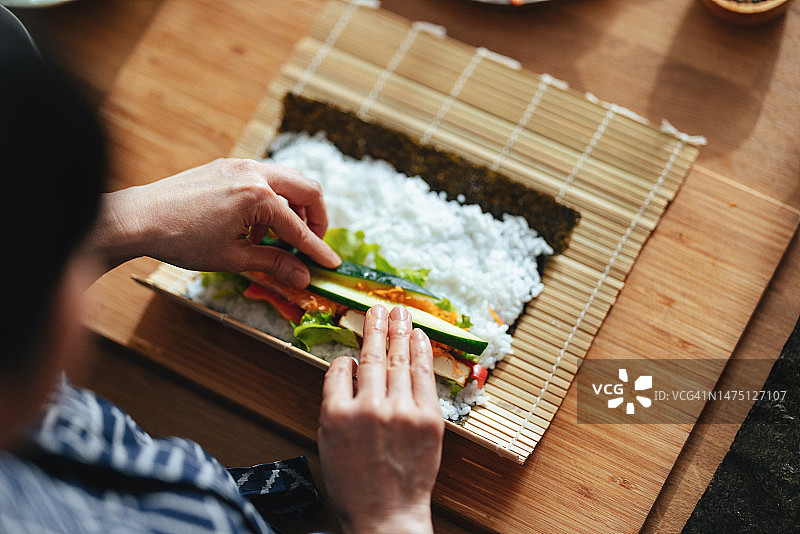 卷寿司的女人手部特写图片素材