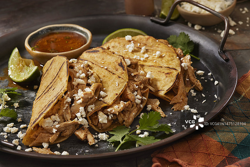 炖鸡肉墨西哥玉米饼图片素材