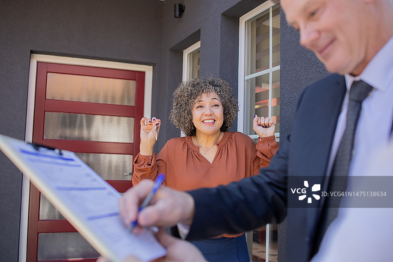 情侣搬进新家图片素材