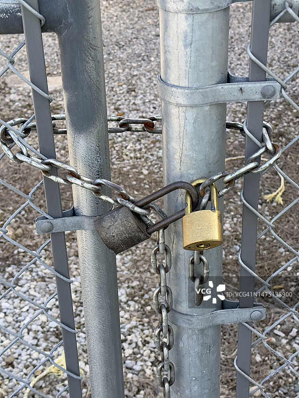 带有链条和挂锁的锁定的栅栏图片素材