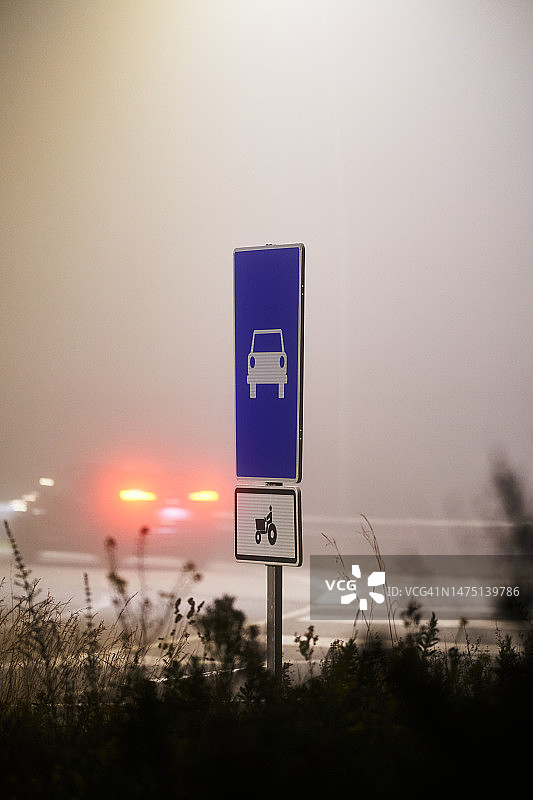 雾天道路旁的交通标志图片素材