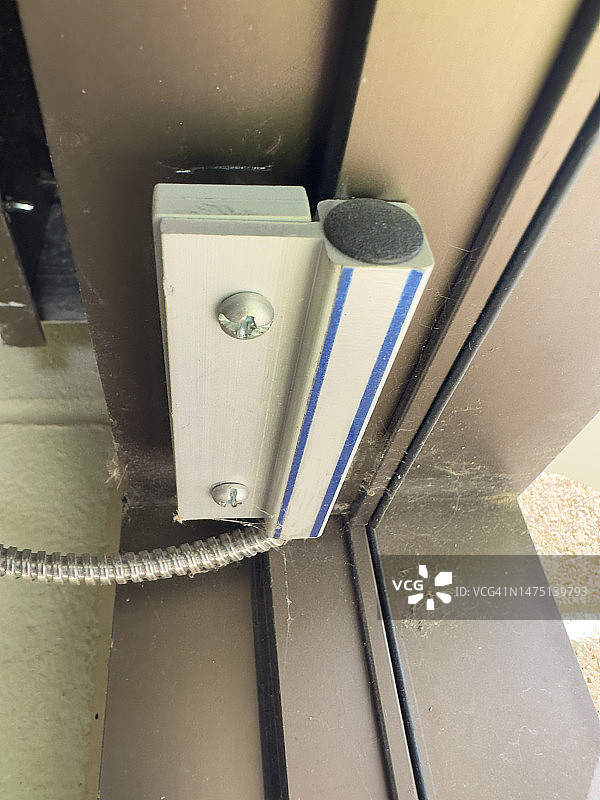 门槛上的接触式门报警器图片素材