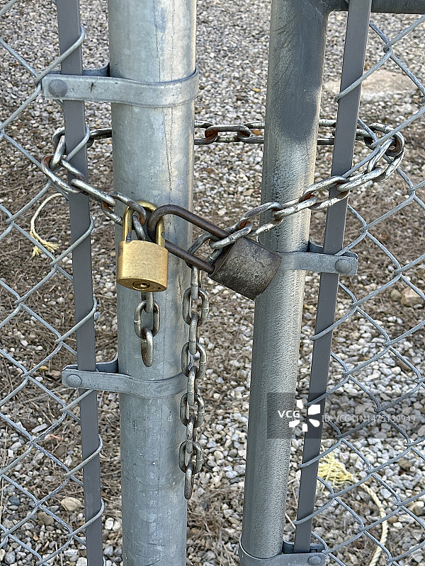 用于固定栅栏门的锁和链条图片素材