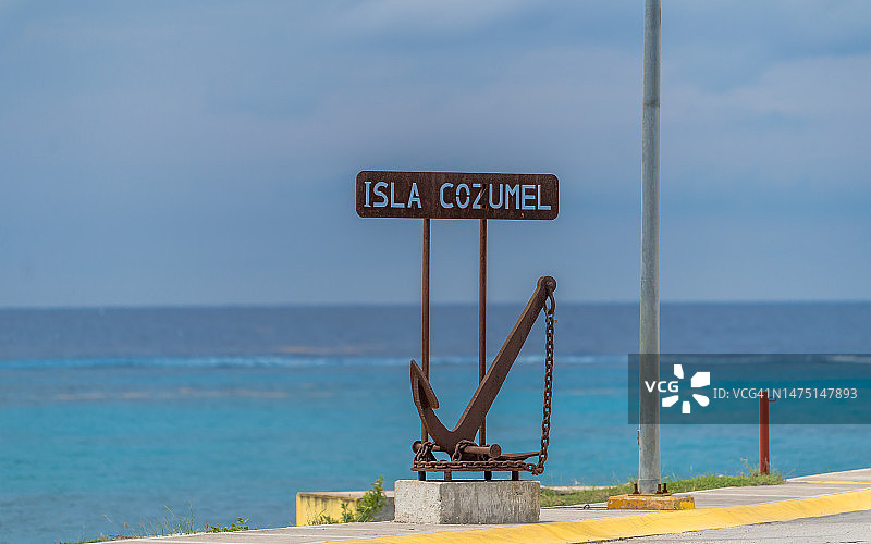 墨西哥科苏梅尔港口的金属船锚和标志图片素材