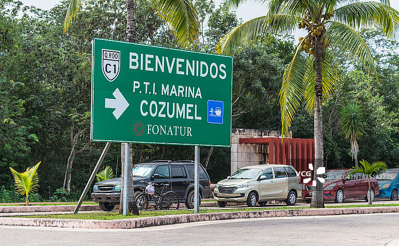 墨西哥科苏梅尔码头的车辆指示欢迎标志图片素材