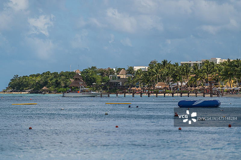 墨西哥科苏梅尔旅游码头，棕榈树环绕的船只图片素材