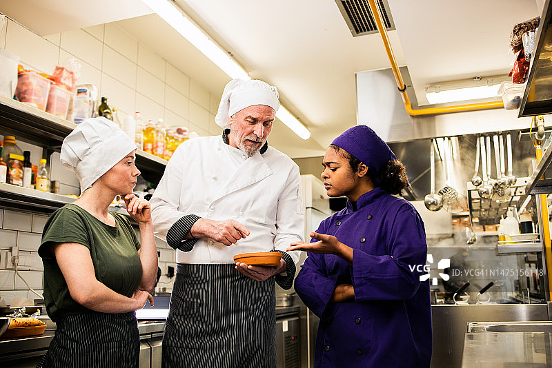 在餐厅接受培训的年轻美国女人图片素材