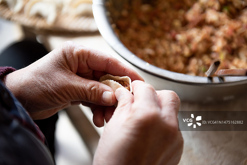 母亲制作传统饺子，中国饺子，自制肉馅饺子图片素材