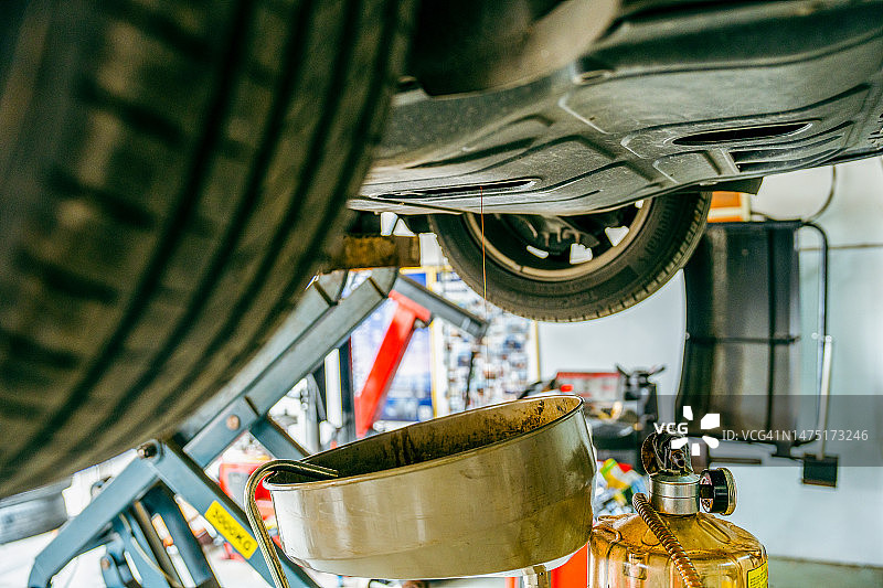 更换汽车机油图片素材