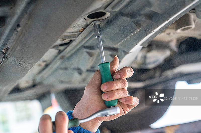 拧下汽车底盘上的螺丝图片素材