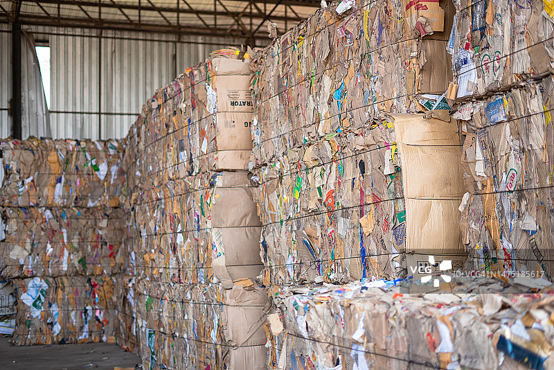 在废物回收厂压缩的废纸图片素材