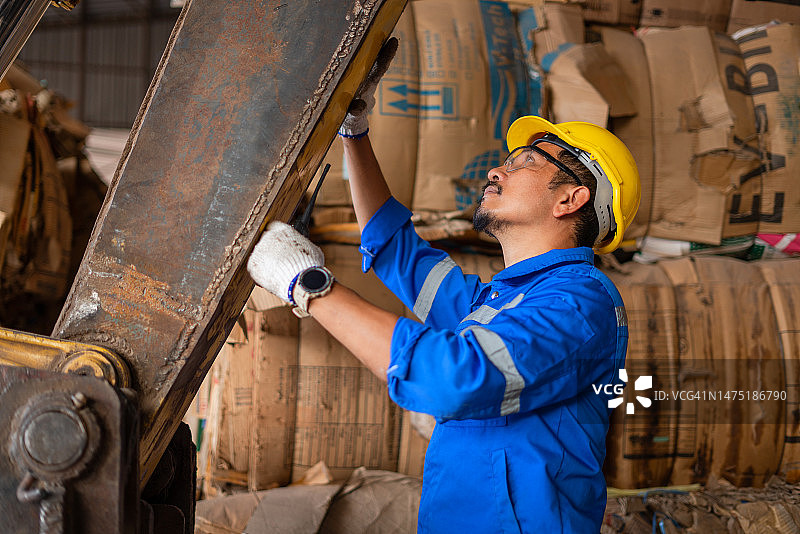工程师在废弃物回收工厂检查机器图片素材