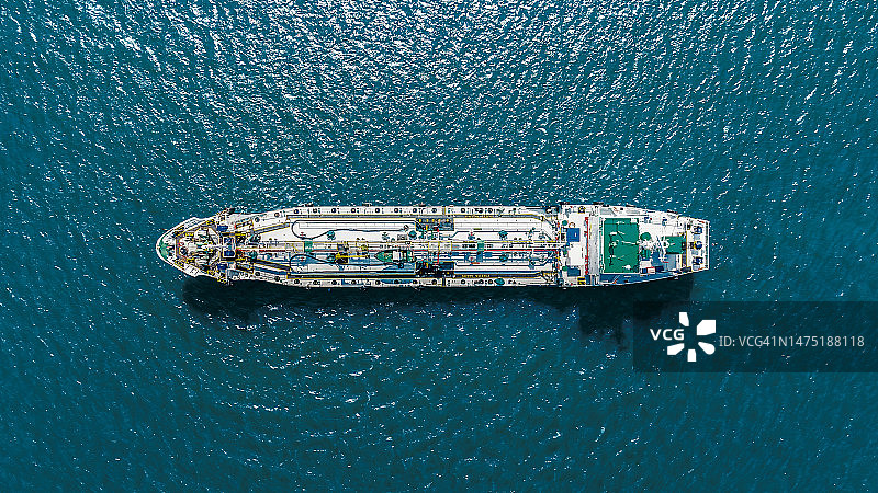 航拍：油轮锚泊在海上，日落时分在海湾装载原油和液化石油气图片素材