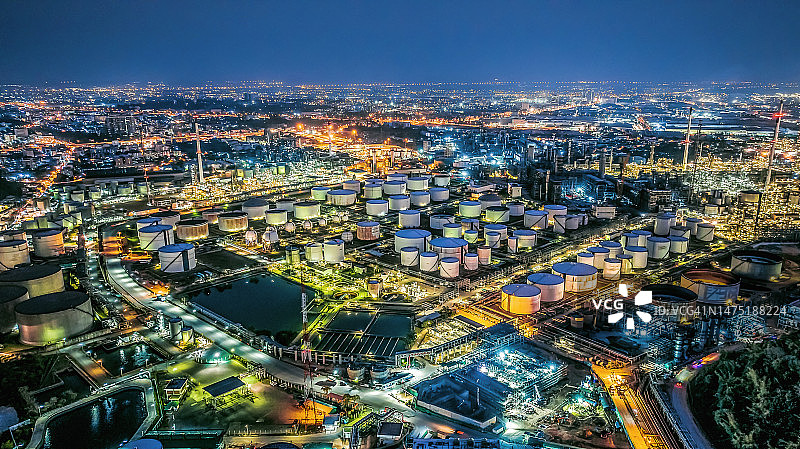 夜间储罐区鸟瞰图，油轮运输的石油化工产品储罐，商业燃料和能源贸易图片素材
