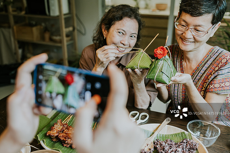 退休人员用智能手机拍摄天然食品图片素材
