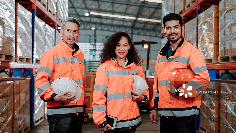 在仓库工作，承担各项职责图片素材