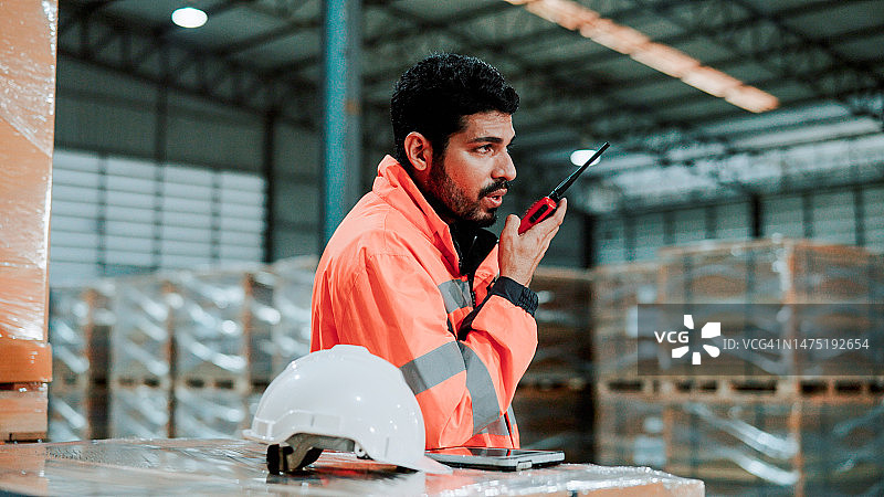 收到库存不准确报告后与同事交谈的年轻亚洲工人图片素材